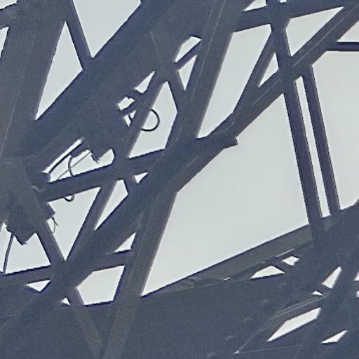 Estrutura metálica da Torre Eiffel vista de baixo