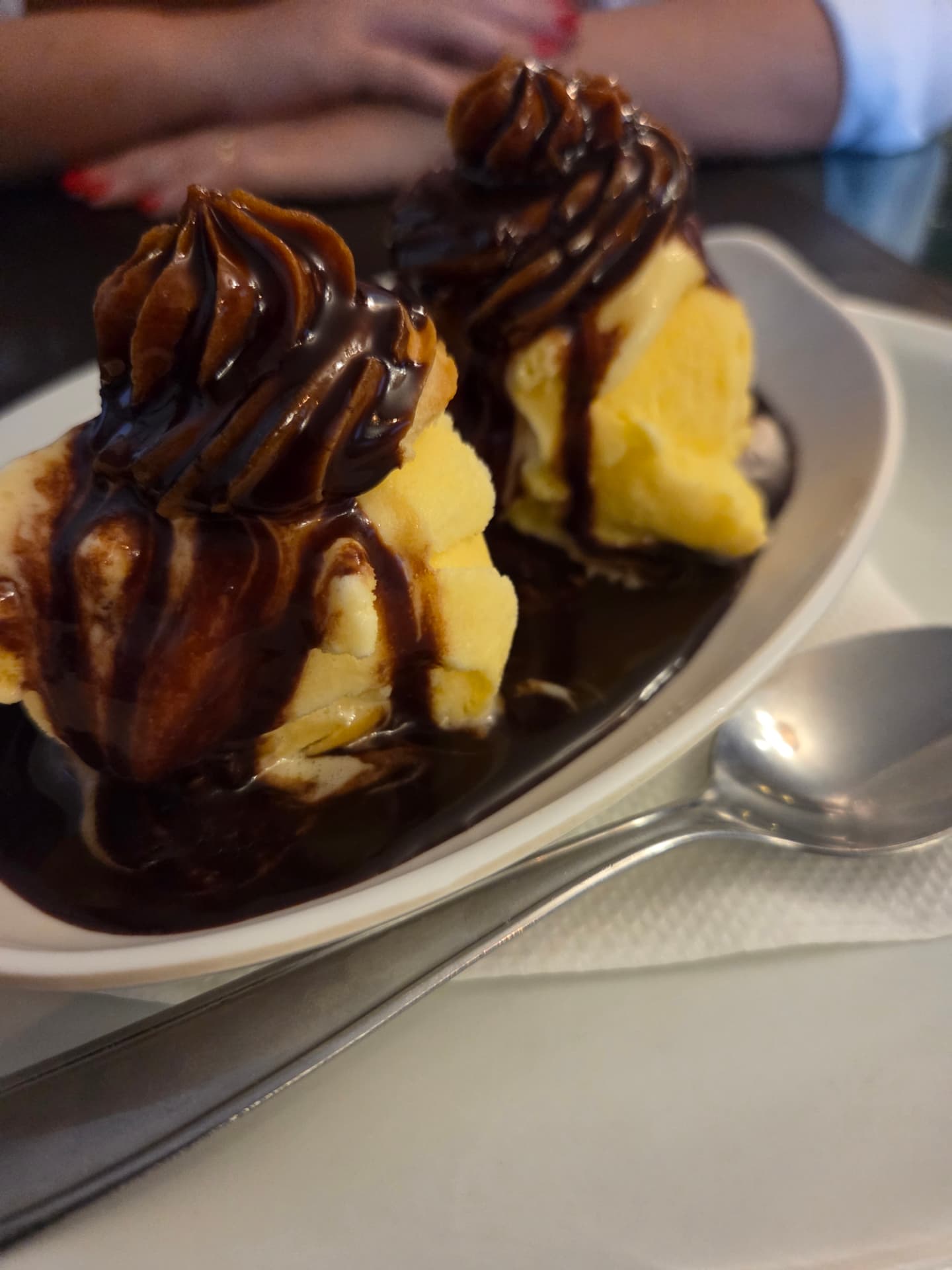 Profiteroles com calda de chocolate